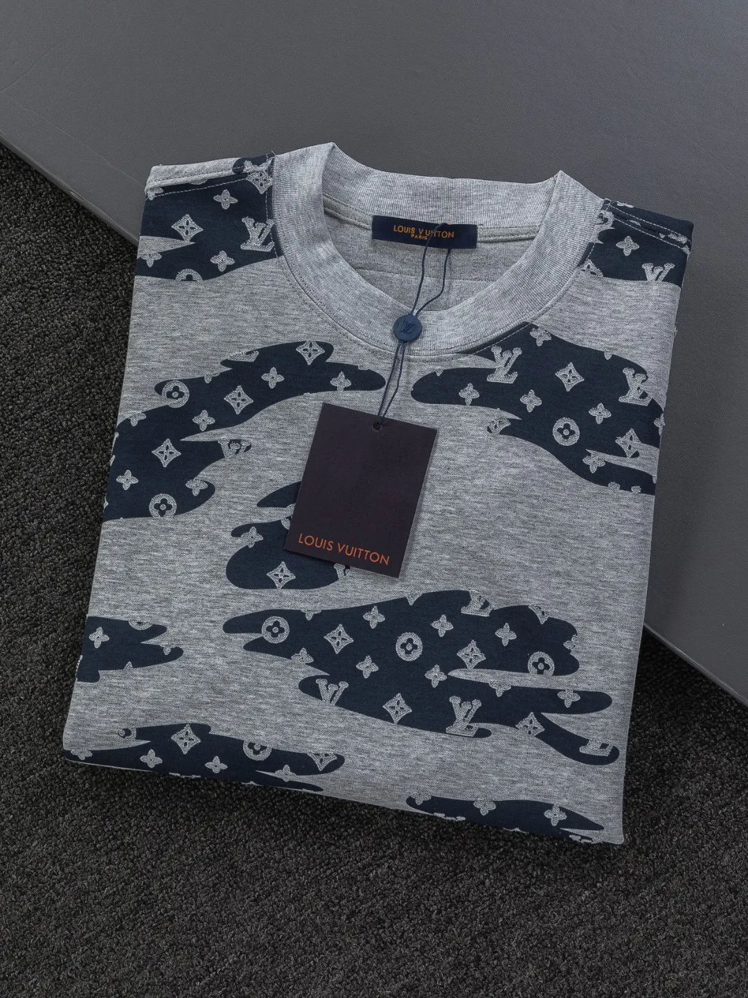 🅿️210 Louis Vuitton 1V LV micro-wide version S-XL LV 26ss new product counters are on the shelves at the same time. Multiple craftsmanship, composite fabrics, all-over cutting🔥Fire flower clouds☁️letter logo🪡 embroidery, round neck short-sleeved T-shirt, same style for men and women! Consigned to one-to-one creation. Synchronized with the official website, pure cotton fabrics at the counter! It is close to the skin and comfortable, durable and easy to wear. It has a classic and simple logo design and meticulous original craftsmanship. Short-sleeves, a must-have item for men, do not appear to be the same for the general public, but must be unique and eye-catching. This LV short-sleeve is all about quality, comfort, the same shape and fashion as always, including fabrics and cutting techniques. All of them have been made with great effort! 320 grams of washed pure cotton fabric, pure cotton is breathable, very refreshing and comfortable for daily wear. The rib knitting on the neckline is smooth and tight, and the neckline will not be skewed if you toss it at will. The loose version, you will find that it looks really good on the upper body. The overall is minimalist and neat, super versatile for daily use! Pair it casually with a pair of pants for a youthful look. A T-shirt will make your outfit crazy. It is a fashionable item that can never go wrong! Color: Black White Gray Purple Size: S-XL Size chart: S: Shoulder width 50-Bust 56-Length 70 M: Shoulder width 52-Bust 57-Length 72 L: Shoulder width 54-Bust 59-Length 74 XL: Shoulder width 56-Bust 62-Length 76
